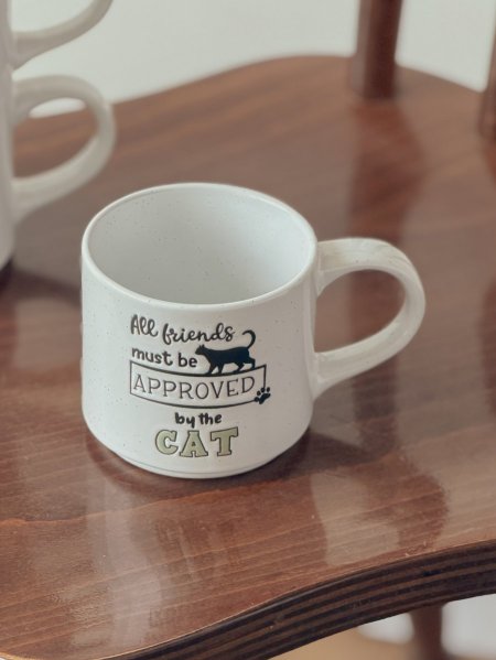 كوب قطة بعبارة ”all friends must be approved by the cat”